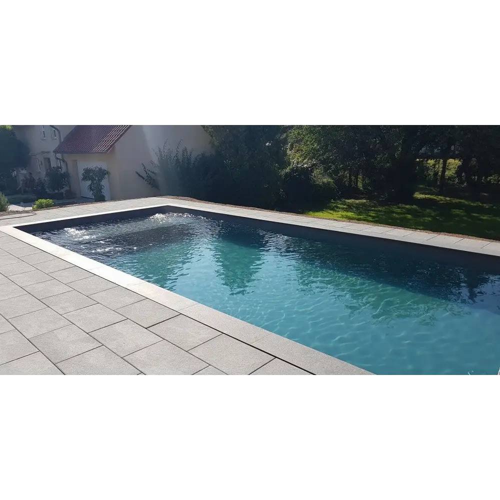 Rektangulärt kantstenspaket 4x8 Natura Modena med klarblått vatten och grå kakelkant